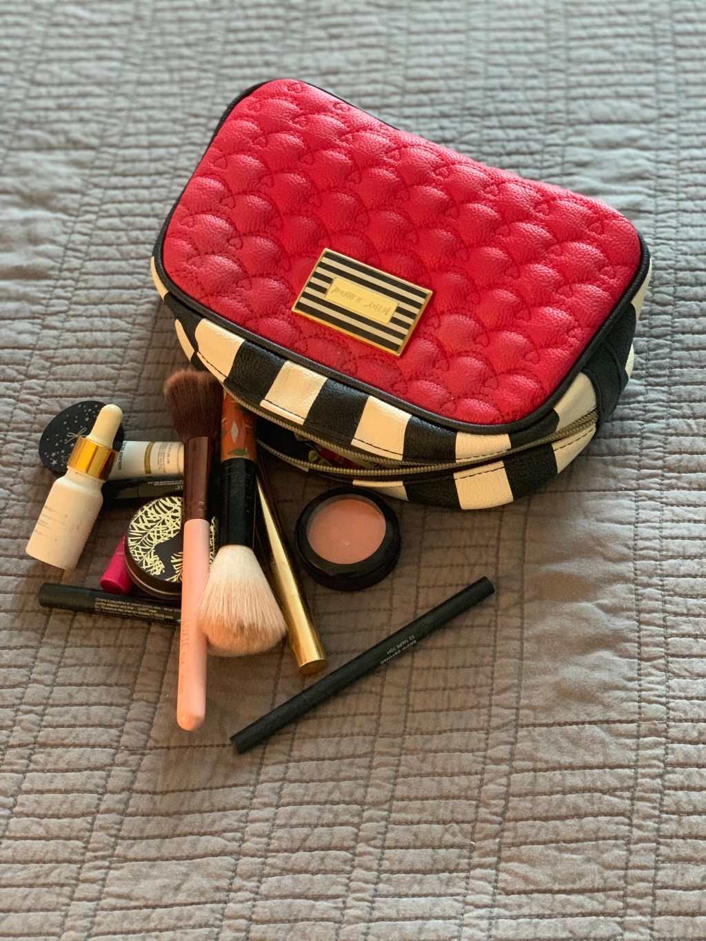Wanna See What’s In My Everyday Make-Up Bag? 